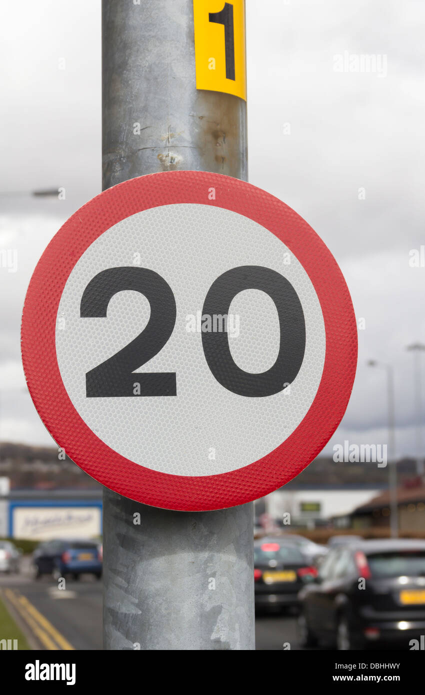 Vingt (20) kilomètres par heure (mph) signe de la limite de vitesse sur la route d'accès à Middlebrook Retail Park à Cuckfield près de Bolton. Banque D'Images