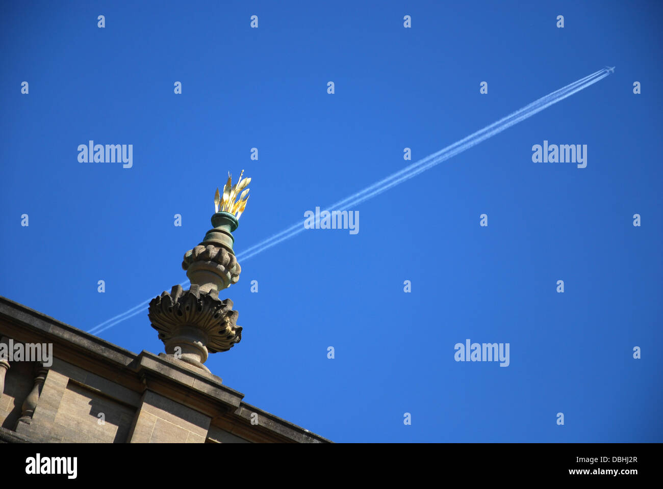 Avion en vol au-dessus de Oxford UK, avec condensation trails Banque D'Images