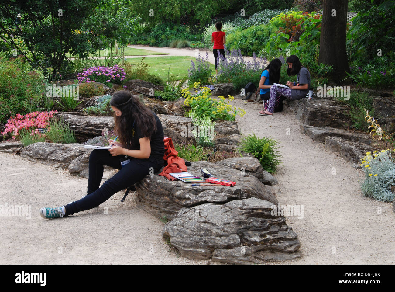 Des étudiants en art de l'Université d'Oxford Botanic Garden près de Magdalen College, Oxford UK Banque D'Images