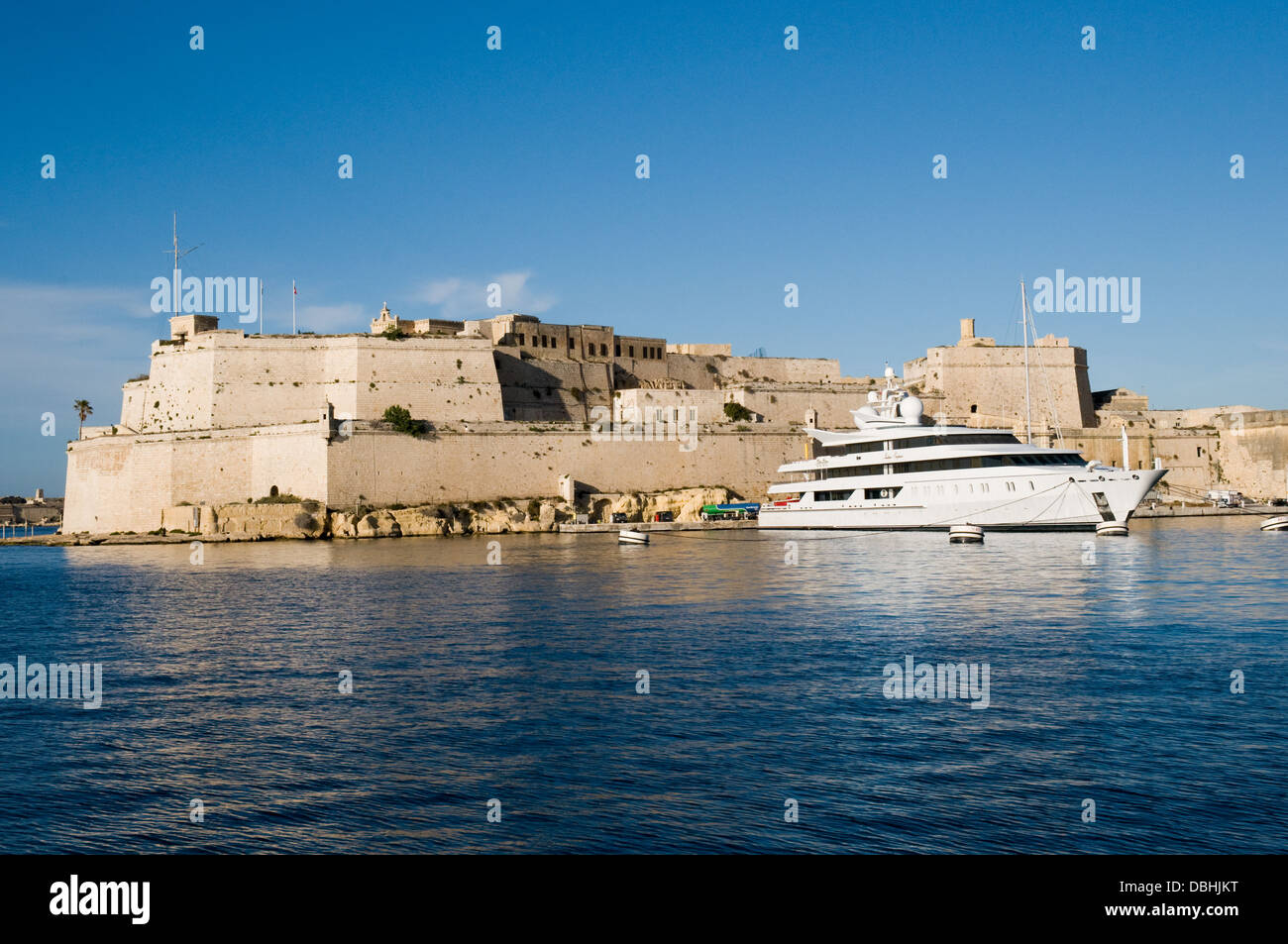 L'Indian Empress super yacht est amarré en face de Fort St Angelo, dans l'arsenal Creek, Malte Banque D'Images