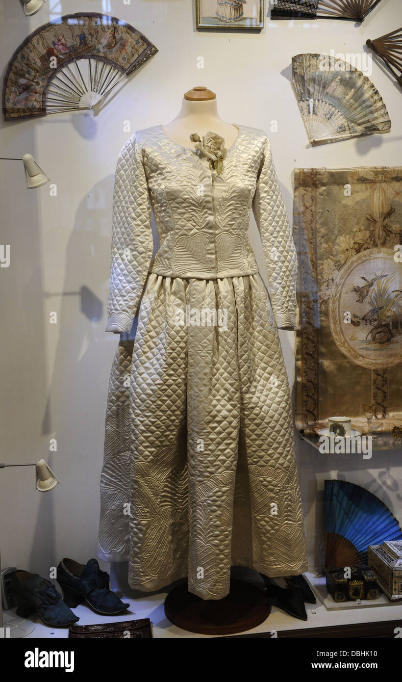 Riga. La Lettonie. La mode. 18e siècle. Showcase avec robe féminine et d'accessoires (fans et chaussures). Banque D'Images