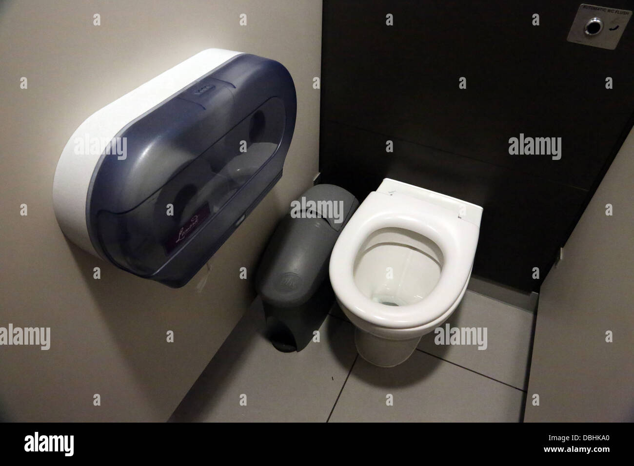 Toilettes publiques automatiques avec niveau de la station d'autoroute Angleterre Banque D'Images