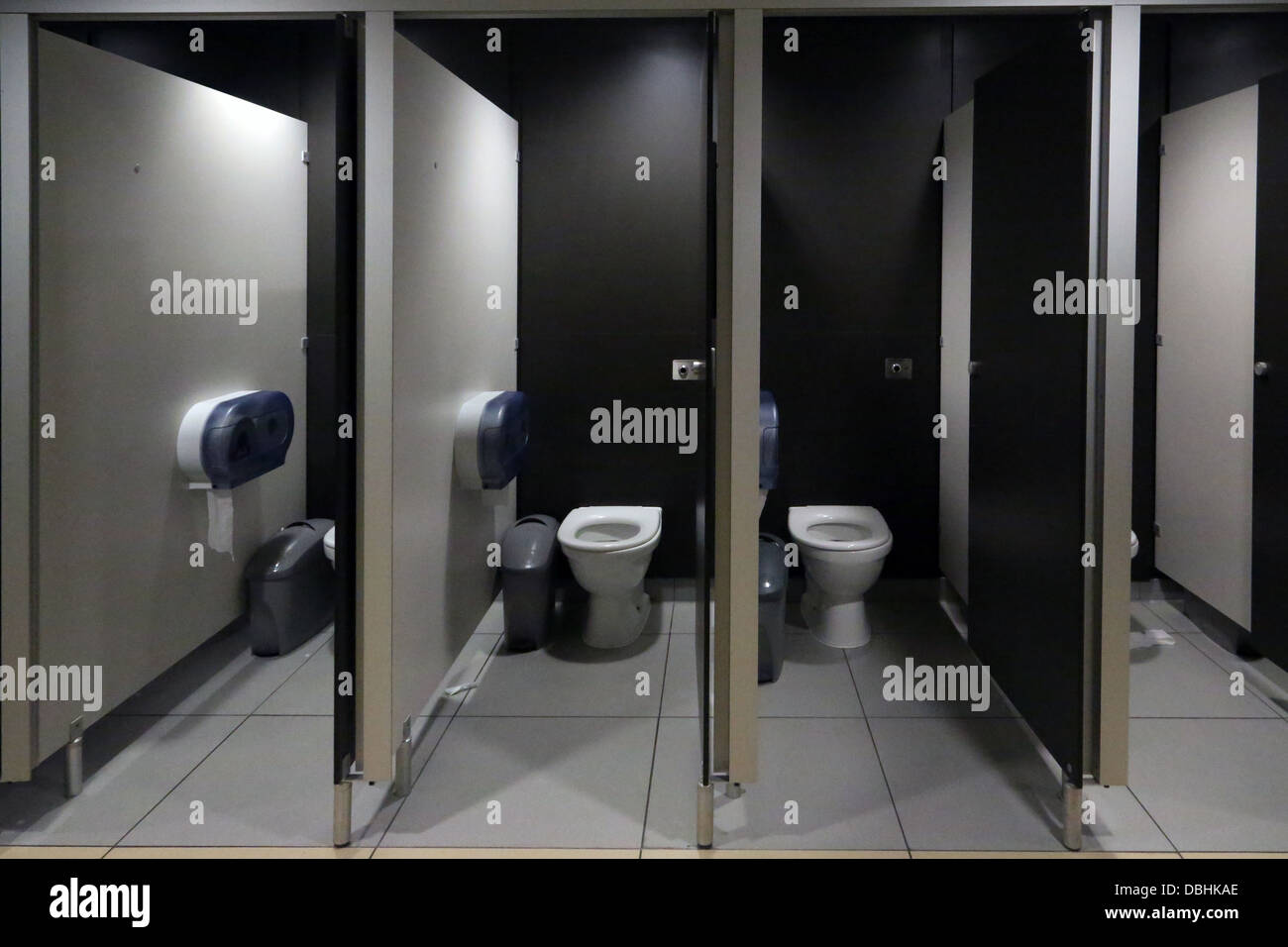 Les toilettes publiques avec rinçage automatique à la station d'autoroute Angleterre Banque D'Images