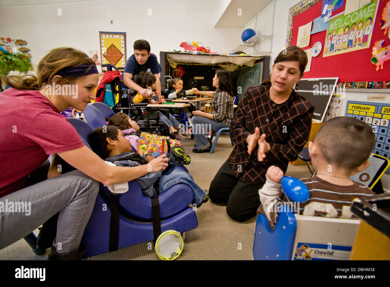 Les membres du personnel formés arrivant salue les aveugles et malvoyants d'enfants handicapés au centre d'apprentissage des enfants aveugles Banque D'Images