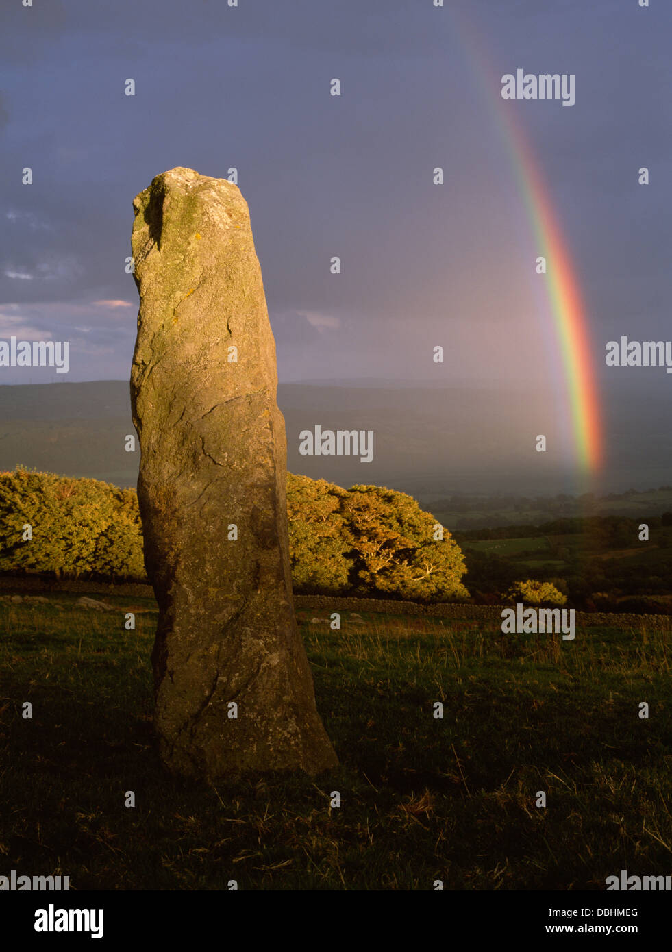 Rowen, Conwy : view SE de la Giant's Stick (Ffon un Cawr) debout à côté de pierre préhistoriques et une trace de romain avec un arc-en-ciel sur la vallée de Conwy Banque D'Images