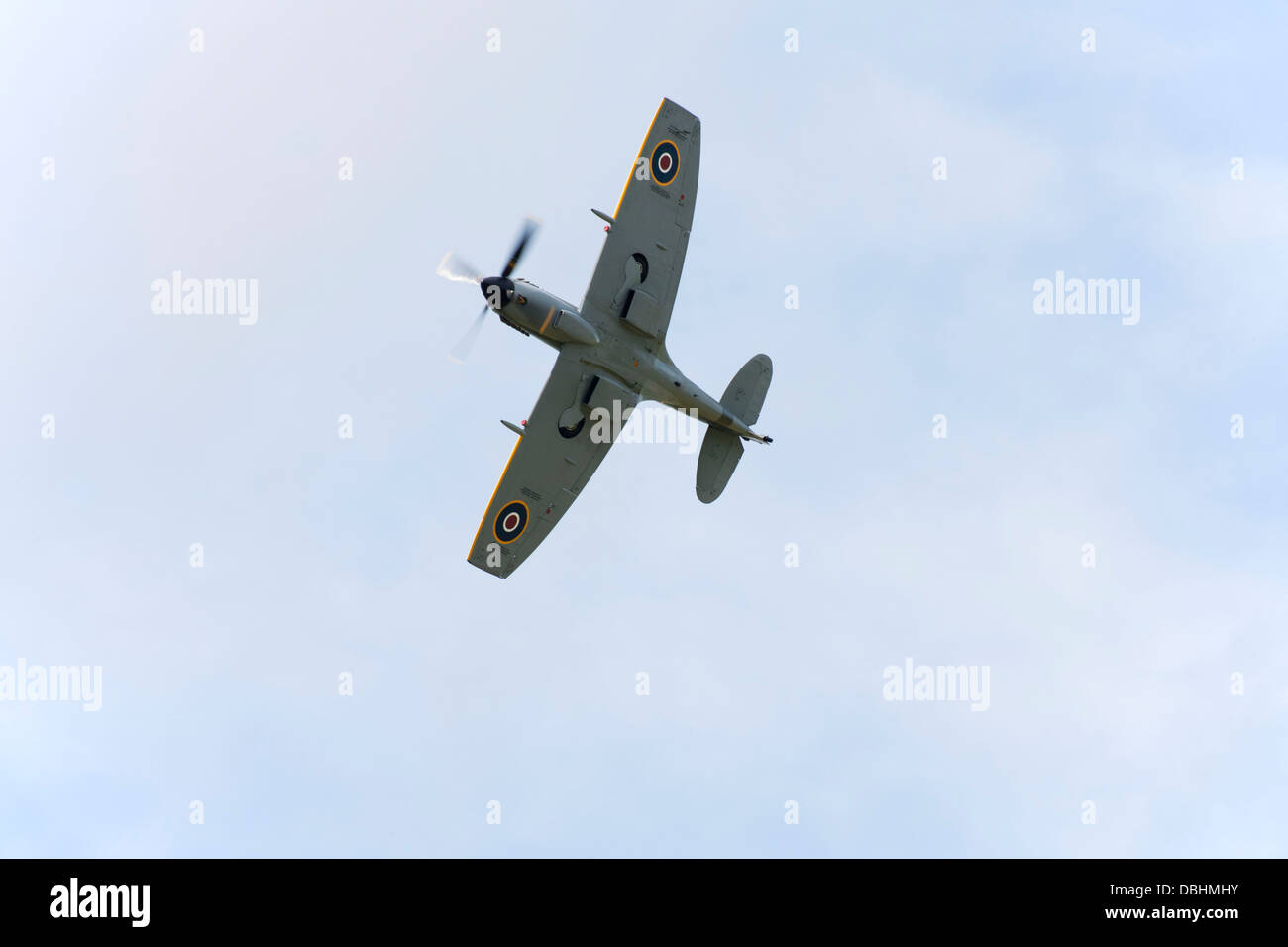 Vickers Supermarine Spitfire 4D LFXVIE TE-V311 en vol au dessus de Breighton Airfield Banque D'Images