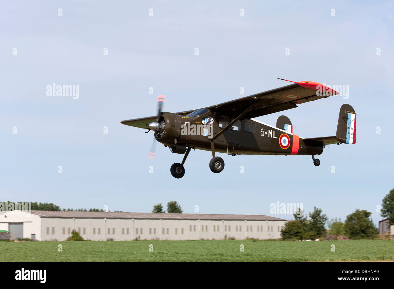 Max Holste M1-1-1521-M Broussard 5-ML F-GGKL en vol après le décollage de Breighton Airfield Banque D'Images