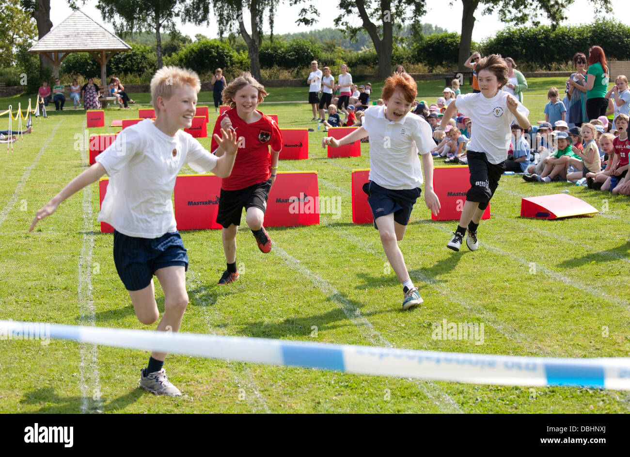 Les garçons en compétition dans la course sprint sur la journée des sports de l'école britannique à Chipping Campden Banque D'Images