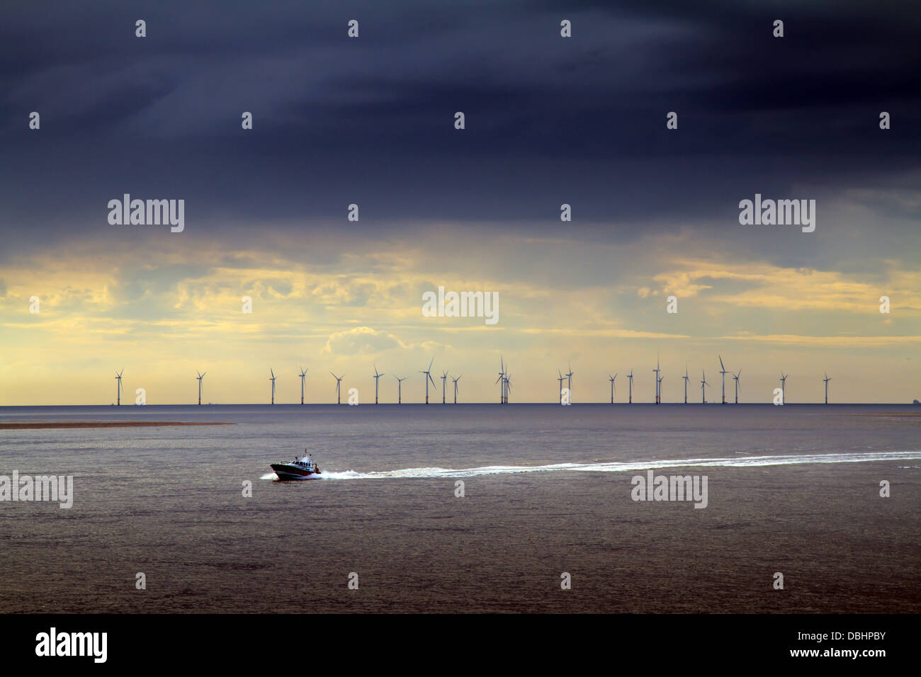 Dans la position du bateau-pilote, Liverpool Birkenhead pendant une tempête avec la Banque Burbo wind farm dans la distance. Banque D'Images