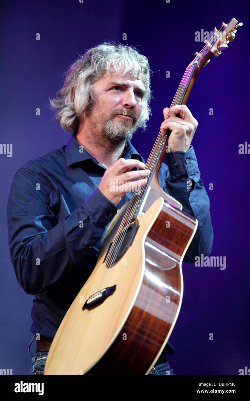 John Bramwell de I Am Kloot performing live au Festival 2013 appelant Kendal sur la scène principale. Banque D'Images