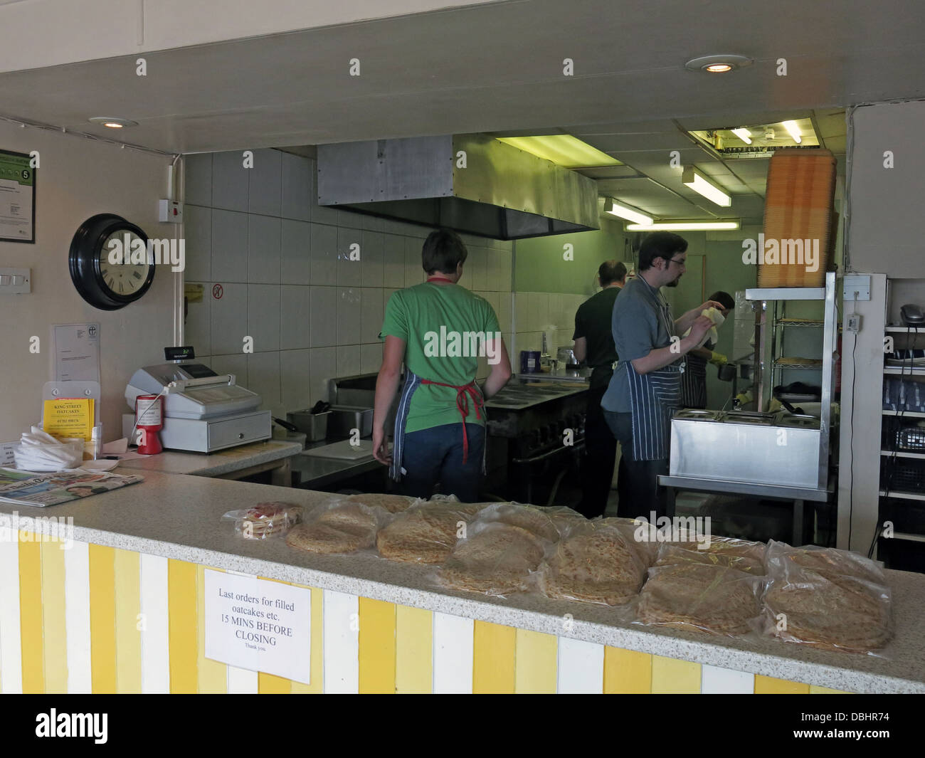 L'intérieur d'une traditionnelle Stoke / Staffordshire Oatcake shop, avec façade jaune vif. Banque D'Images