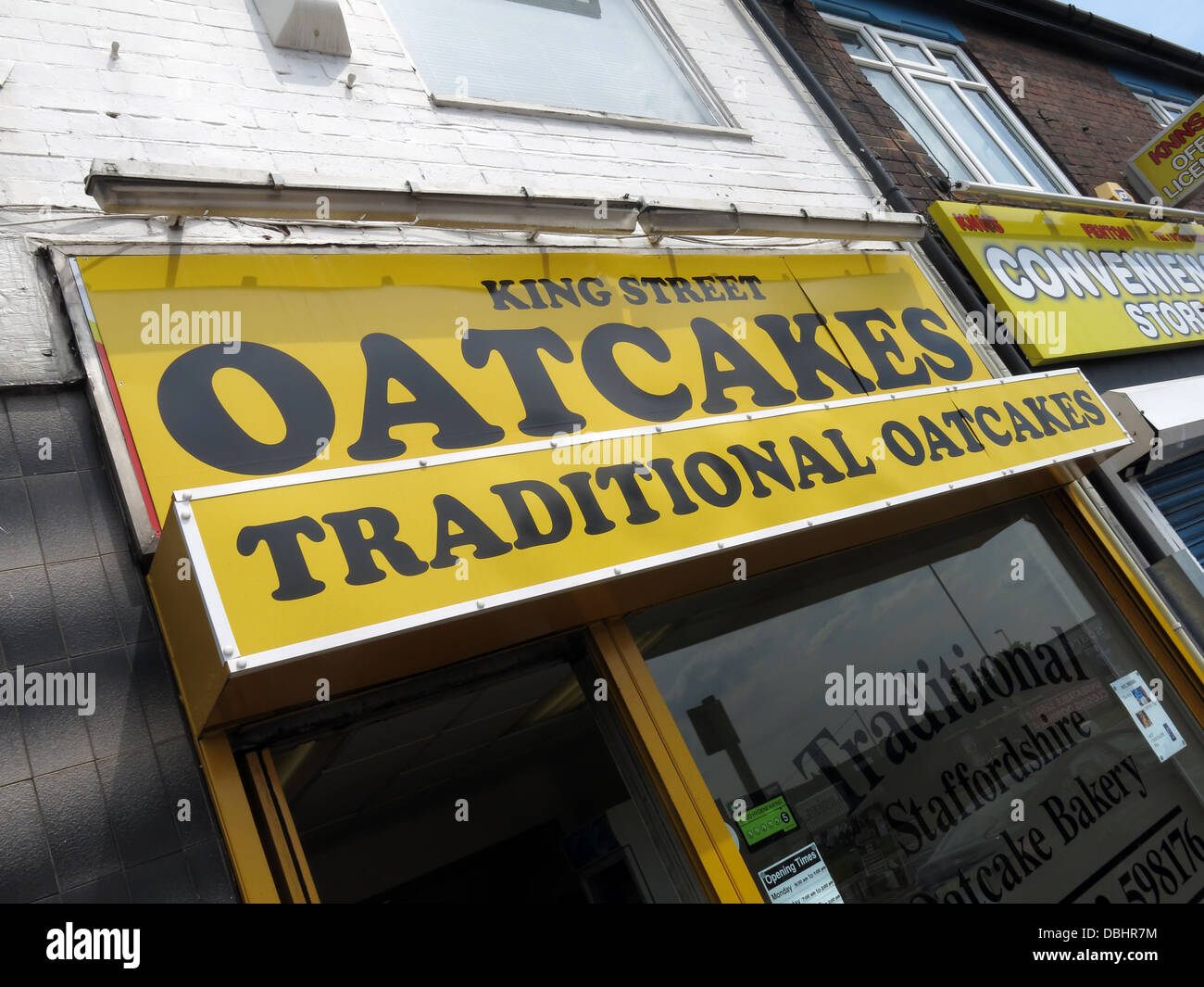 De l'extérieur d'un Staffordshire Stoke traditionnel / Oatcake shop, avec façade jaune vif. Banque D'Images