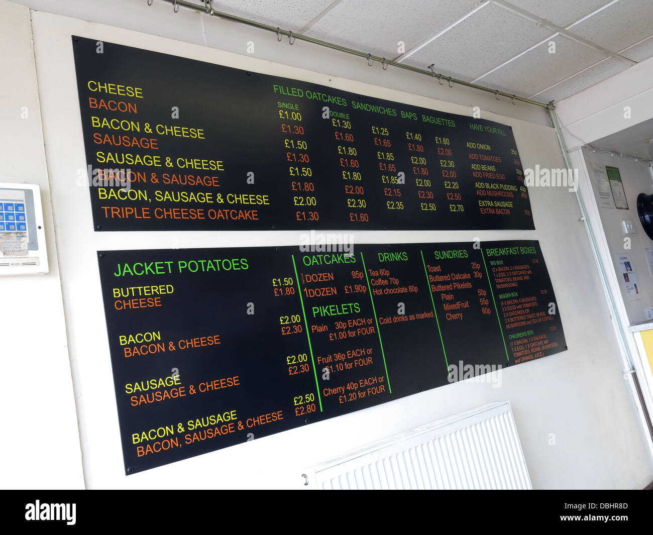 Menu de l'intérieur d'une traditionnelle Stoke / Staffordshire Oatcake shop, avec façade jaune vif. Banque D'Images