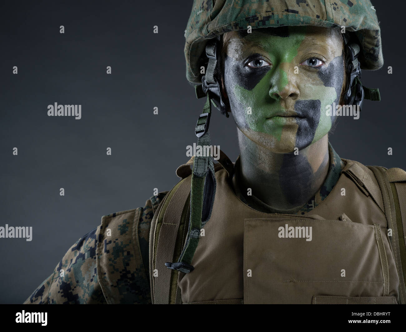 Portrait de femme United States Marine Corps soldat en uniforme de camouflage MARPAT utilitaire pixélisé avec camo face paint Banque D'Images