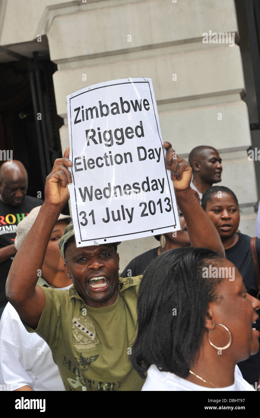 Maison de l'Afrique du Sud, Trafalgar Square, Londres, Royaume-Uni. Le 31 juillet 2013. Les gens chantent, dansent et chantent en protestation contre les élections au Zimbabwe qui est truqué à Robert Mugabe. Crédit : Matthieu Chattle/Alamy Live News Banque D'Images