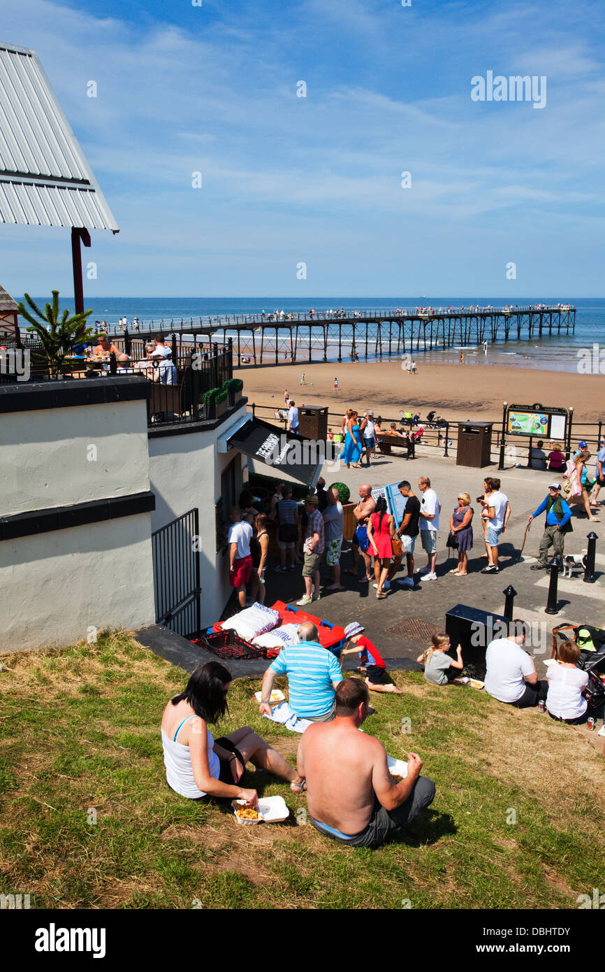 La file d'attente pour le poisson et frites par la Jetée sur une chaude journée d'été à Saltburn by the Sea Redcar and Cleveland Angleterre Banque D'Images