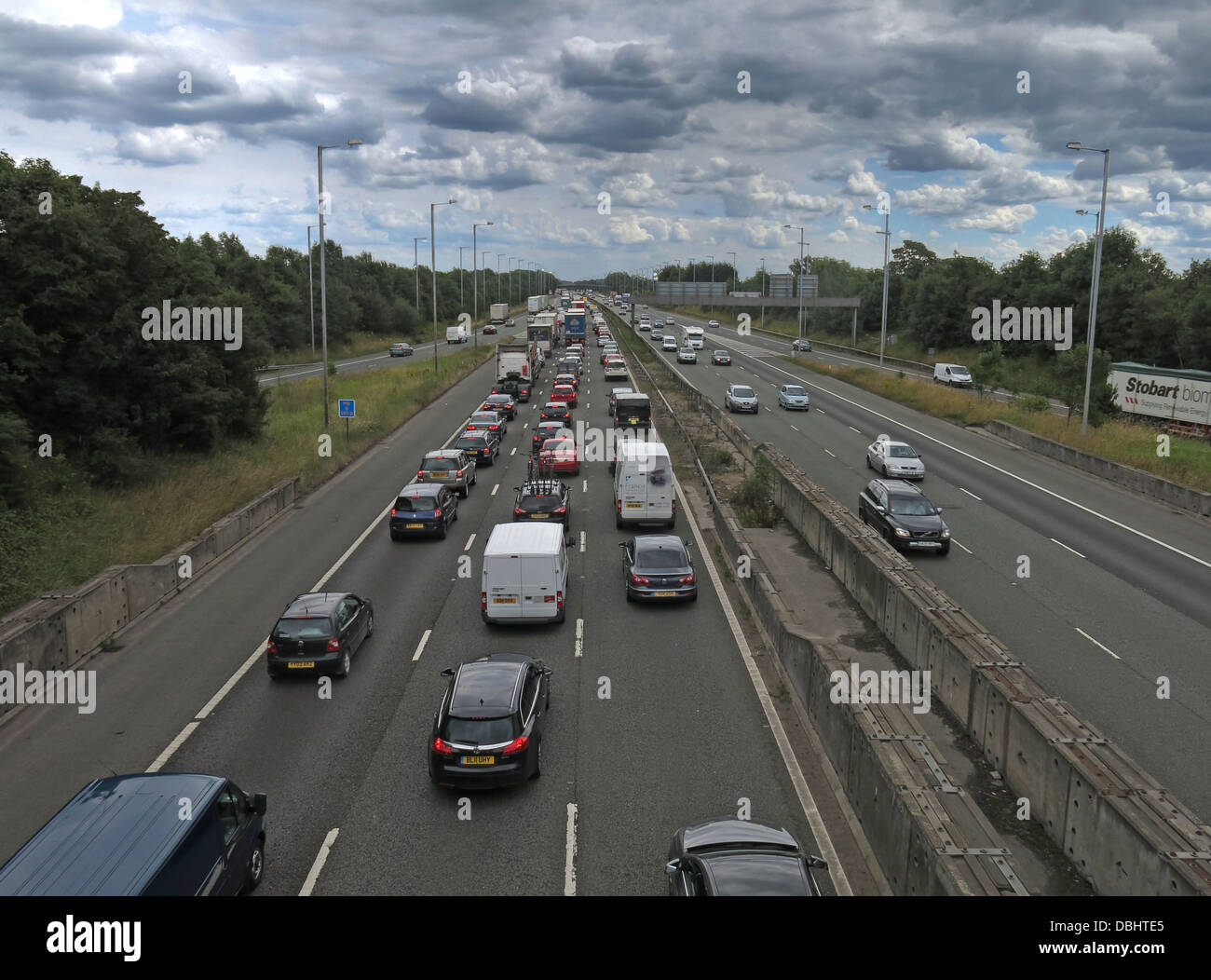 Vendredi embouteillage M6 Southbound Knutsford avec ciel nuageux J19 Banque D'Images