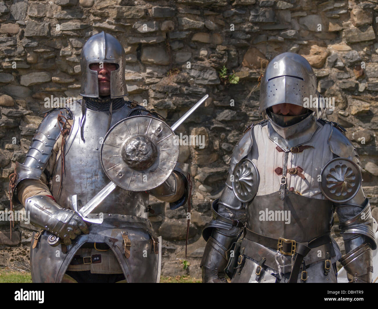 Deux chevaliers en armure dans un tournoi médiéval historique re-enactment Banque D'Images