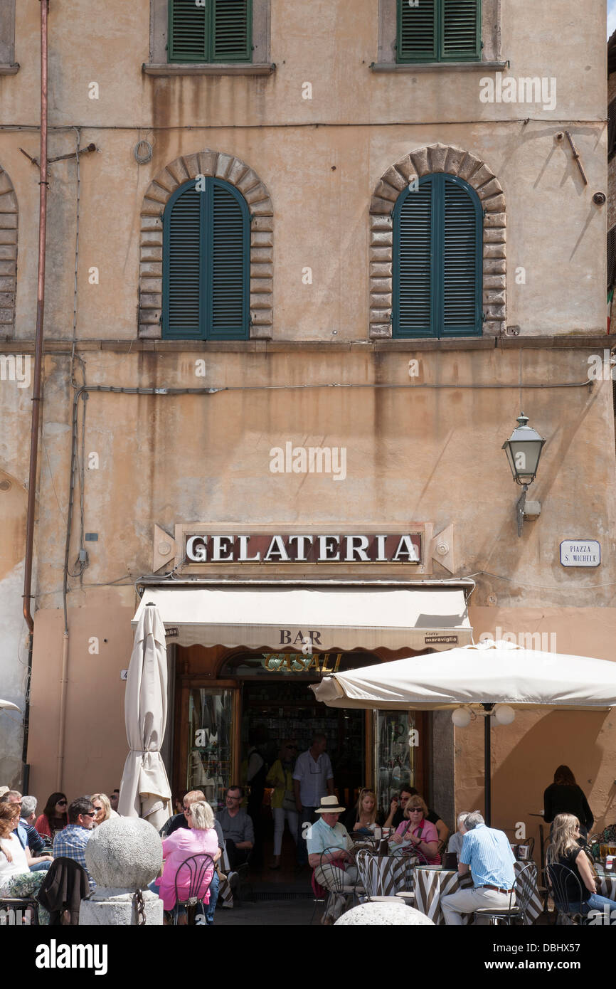Gelateria, bar et café, Piazza San Michele Square, Lucca, Toscane, Italie Banque D'Images