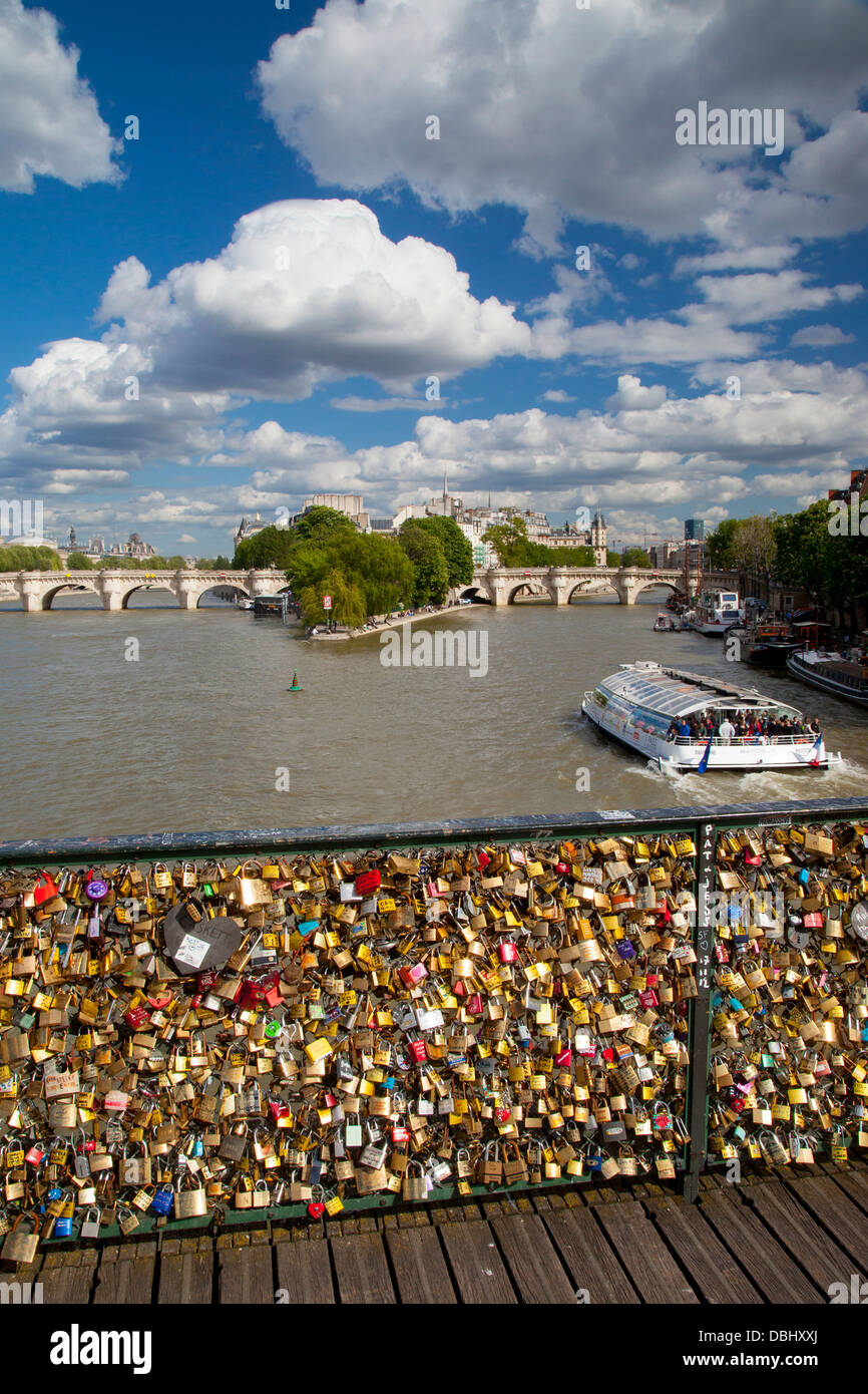 Bateau de croisière touristique sur la Seine au-dessous de l'amour 'Lock' Bridge - Pont des Arts, Paris France Banque D'Images