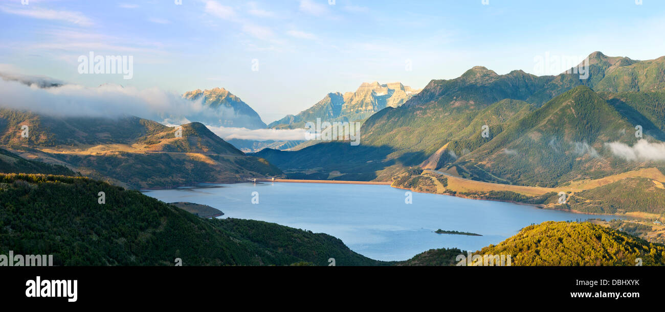 Vue à l'aube des montagnes Wasatch et Timpanogos sur le lac Jordanelle près de Park City, Utah, États-Unis Banque D'Images