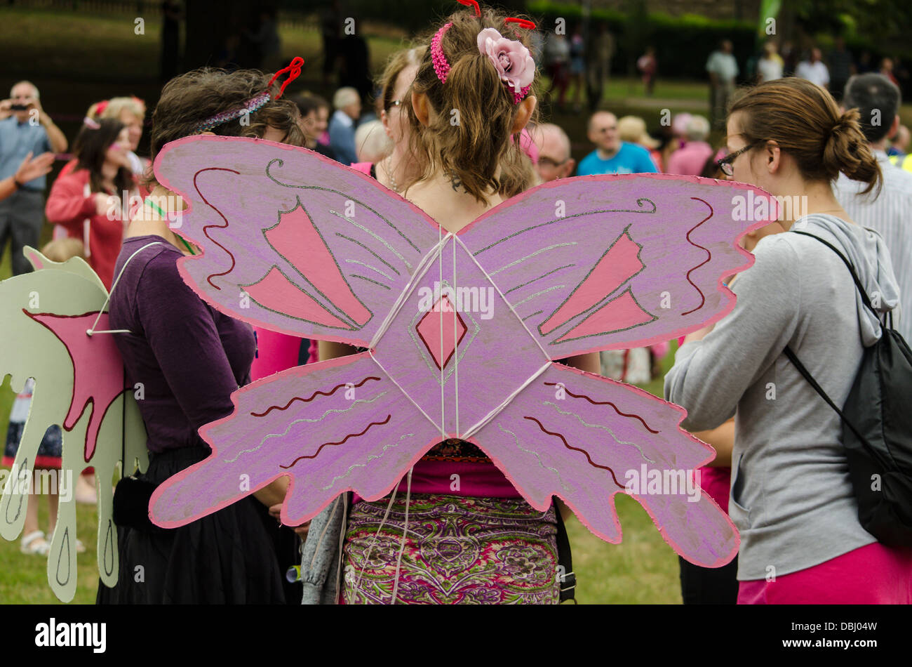 Femme avec des ailes sur une course pour la vie au Royaume-Uni Banque D'Images