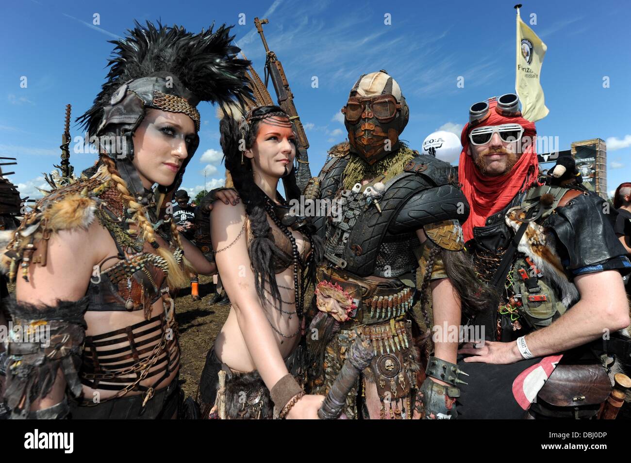 Le Wacken, Allemagne. 31 juillet, 2013. Festivaliers posent dans fantaisie sur les lieux du festival au Wacken, Allemagne, 31 juillet 2013. Environ 75 000 fans de heavy metal sont attendus à la 24e le Wacken Open Air dans la petite ville de 1 800 habitants. Photo : Carsten REHDER/dpa/Alamy Live News Banque D'Images