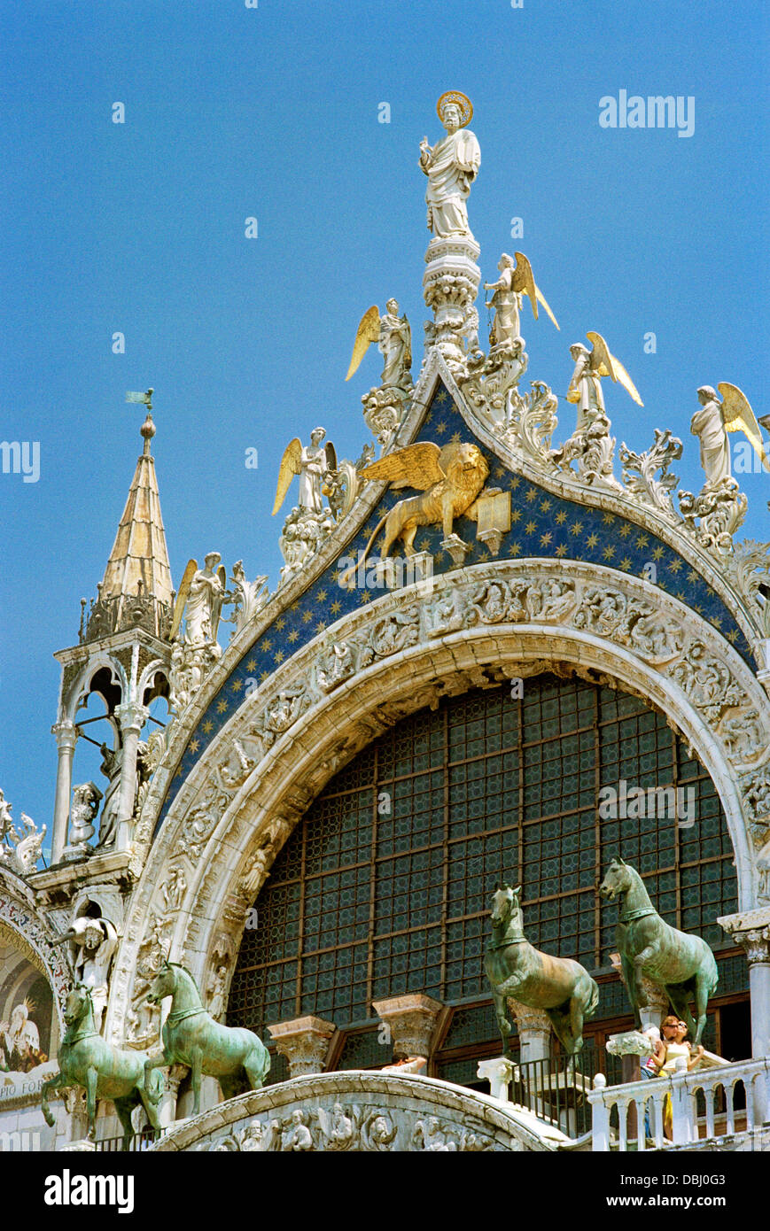 Un détail de la magnifique Basilique de San Marco à la place St Marc Venise montrant les quatre grands chevaux de bronze Banque D'Images