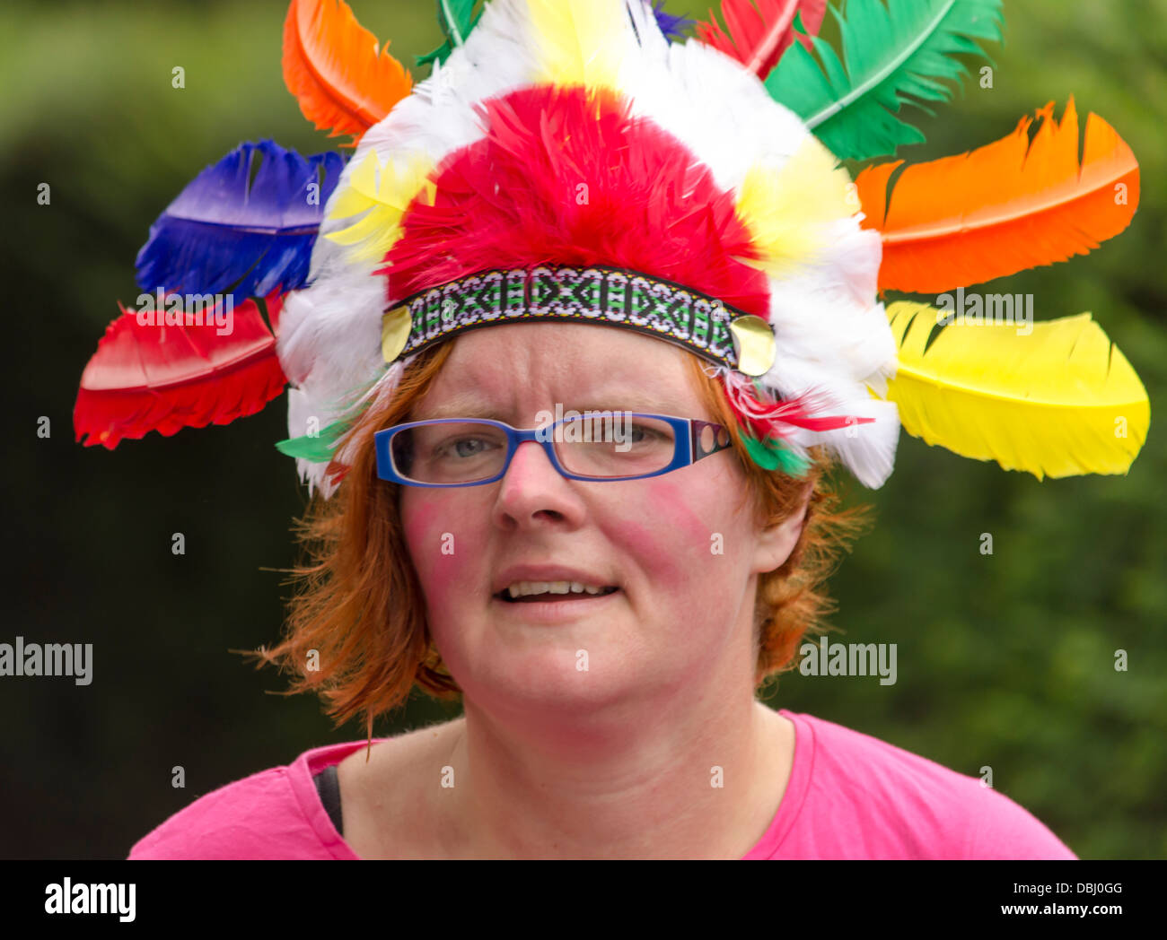 Femme en coiffe indien sur une course pour la vie Banque D'Images