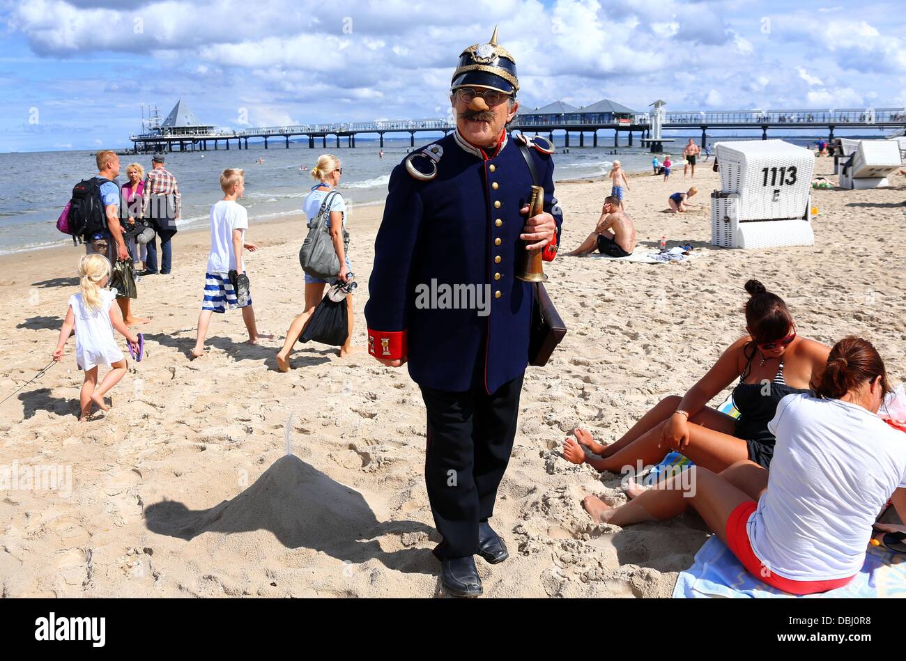 Franz Lasch dans un traditionnel favorise la 16ème empereur Kaisertage (jours) à une plage sur l'île de Usedom près de Usedom, Allemagne, le 31 juillet 2013. Avec un salon, un défilé historique et de la musique, le début du xxe siècle est reconstituée en arrière. Photo : JENS BUETTNER Banque D'Images