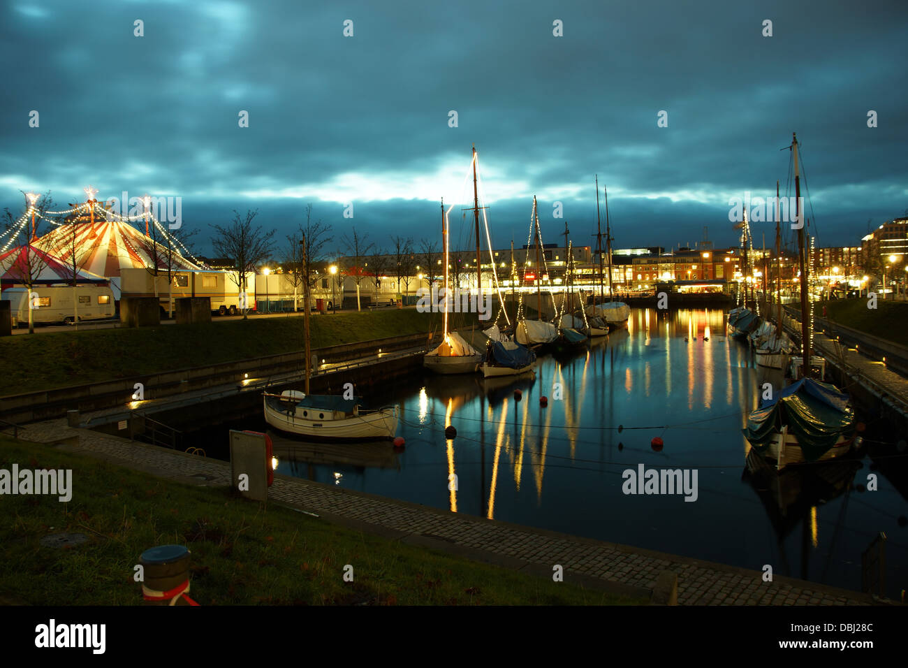 Le port de Kiel de nuit avec un big top Banque D'Images