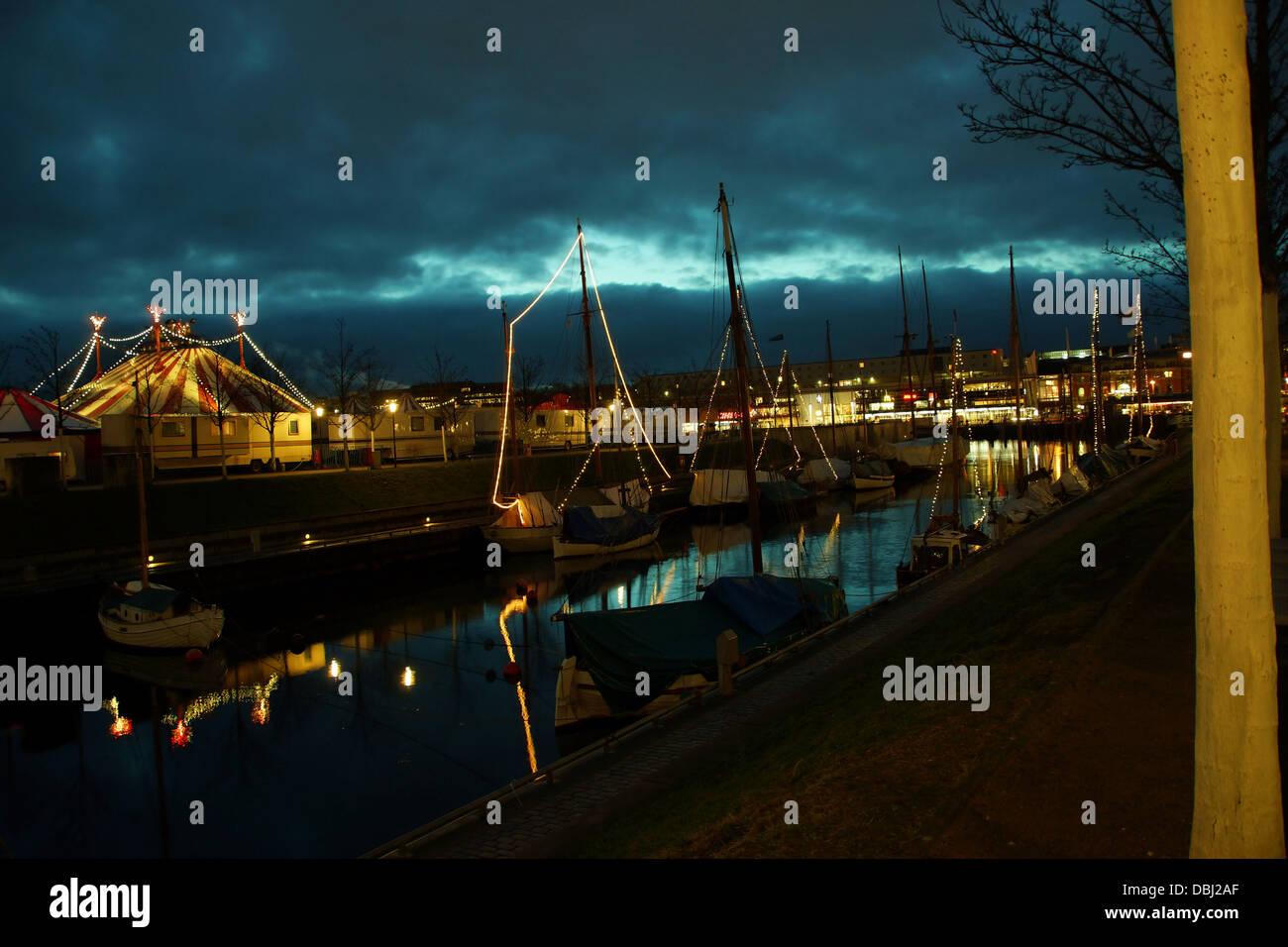 Le port de Kiel de nuit avec un big top Banque D'Images