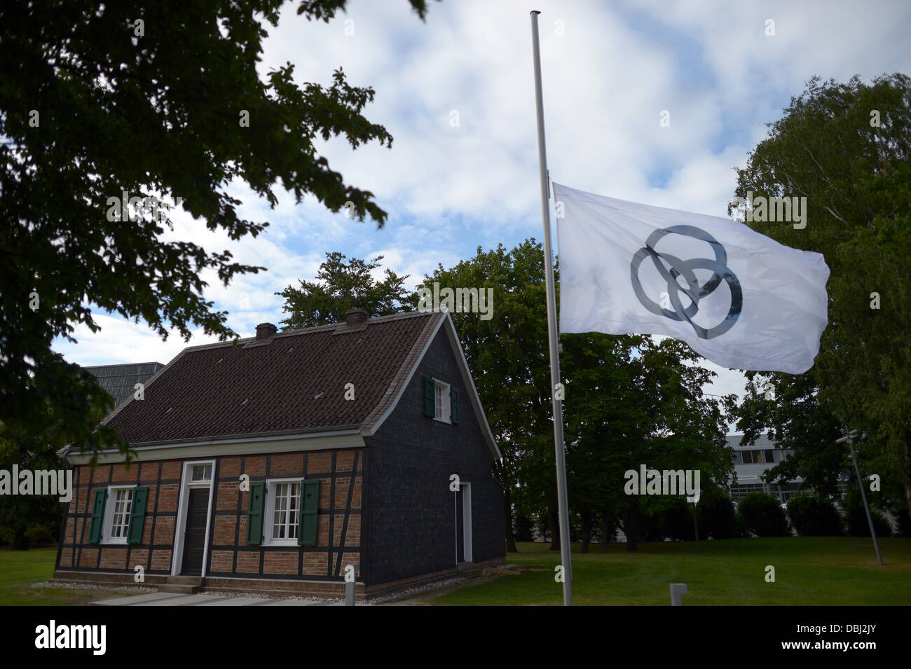 Un drapeau flotte en berne en face de la maison principale de la famille Krupp à Essen, Allemagne, 31 juillet 2013. Berthold Beitz est décédé le 30 juillet 2013 en fonction de ThyssenKrupp AG. Photo : FEDERICO GAMBARINI Banque D'Images