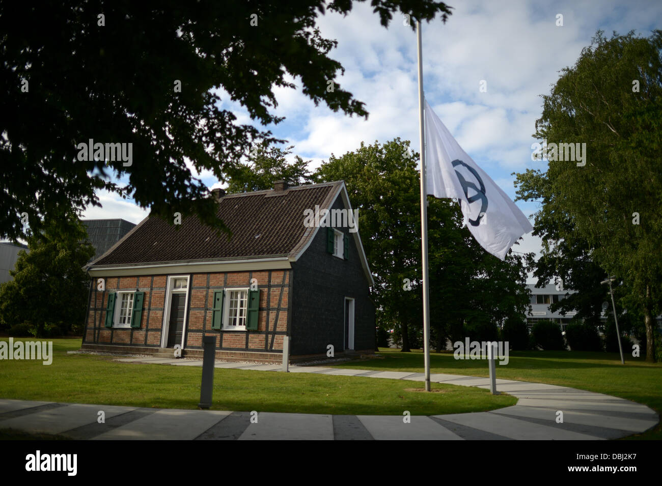 Un drapeau flotte en berne en face de la maison principale de la famille Krupp à Essen, Allemagne, 31 juillet 2013. Berthold Beitz est décédé le 30 juillet 2013 en fonction de ThyssenKrupp AG. Photo : FEDERICO GAMBARINI Banque D'Images