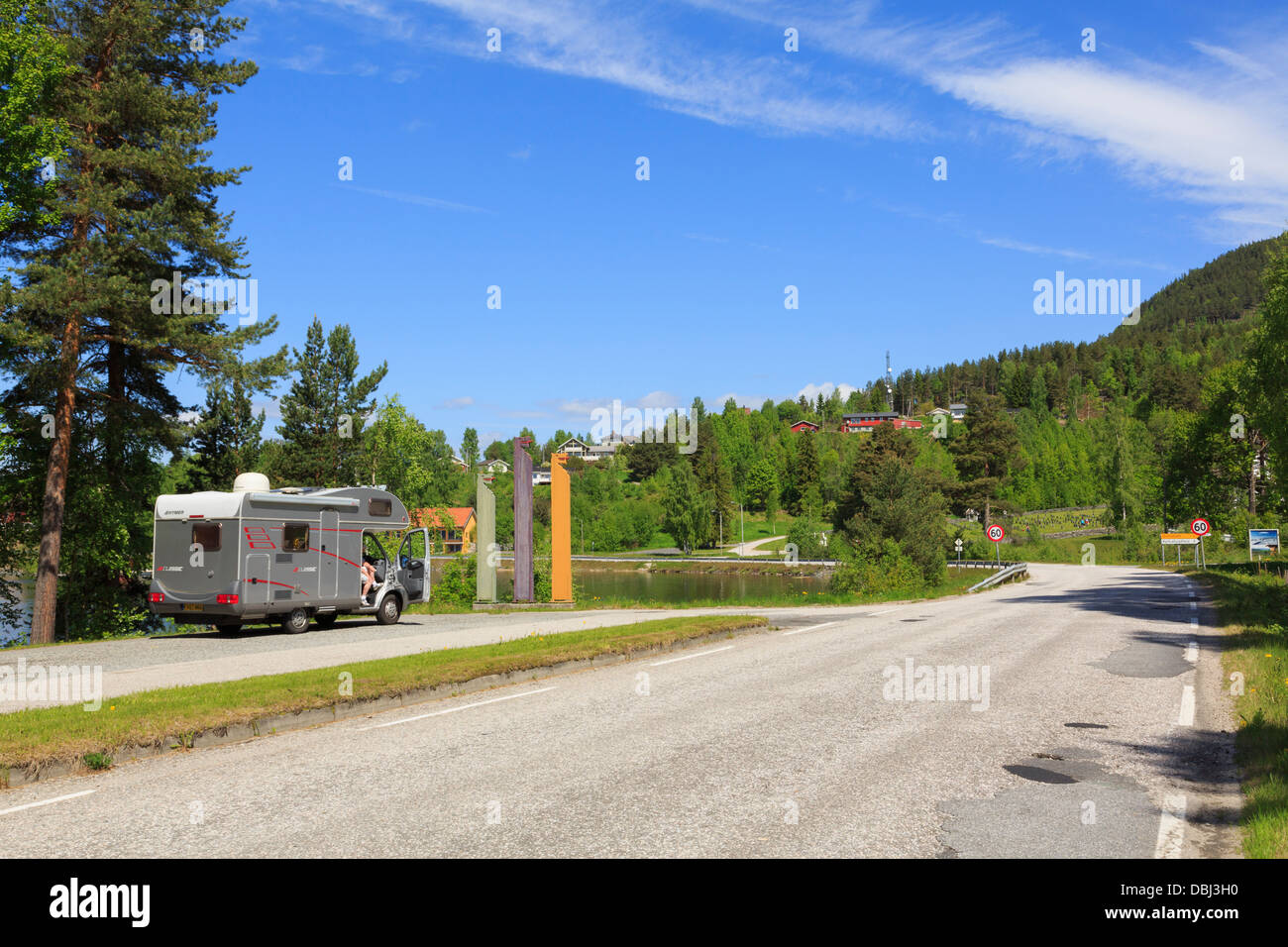 Camping stationné dans une aire de repos sur la route 41 par lac Nisser dans le comté de Telemark, Nissedal, sud de la Norvège, Scandinavie Banque D'Images