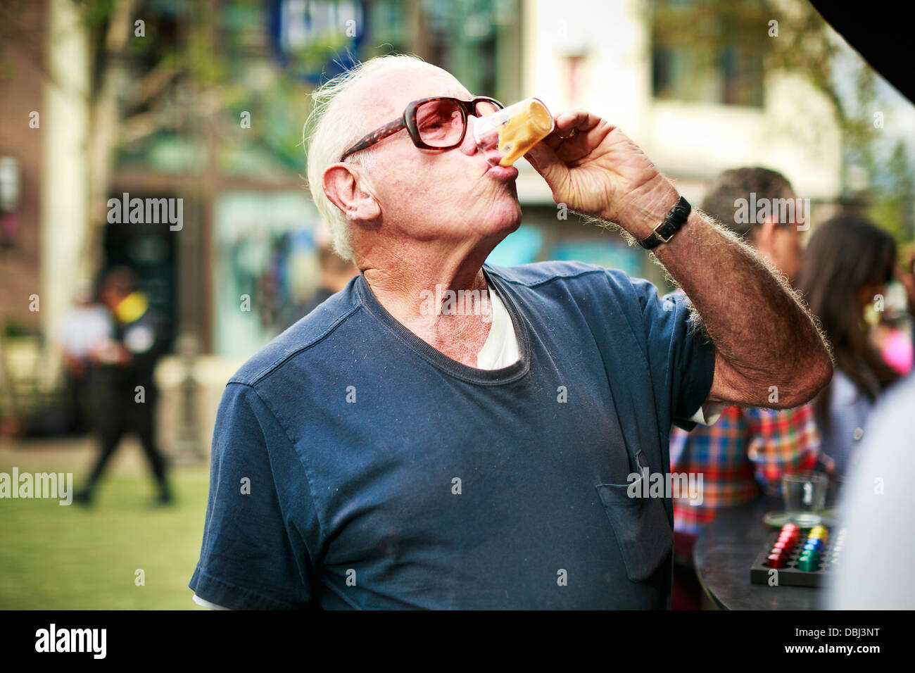 Homme boit son 'espresso' à l'événement dégustation Nespresso. Banque D'Images