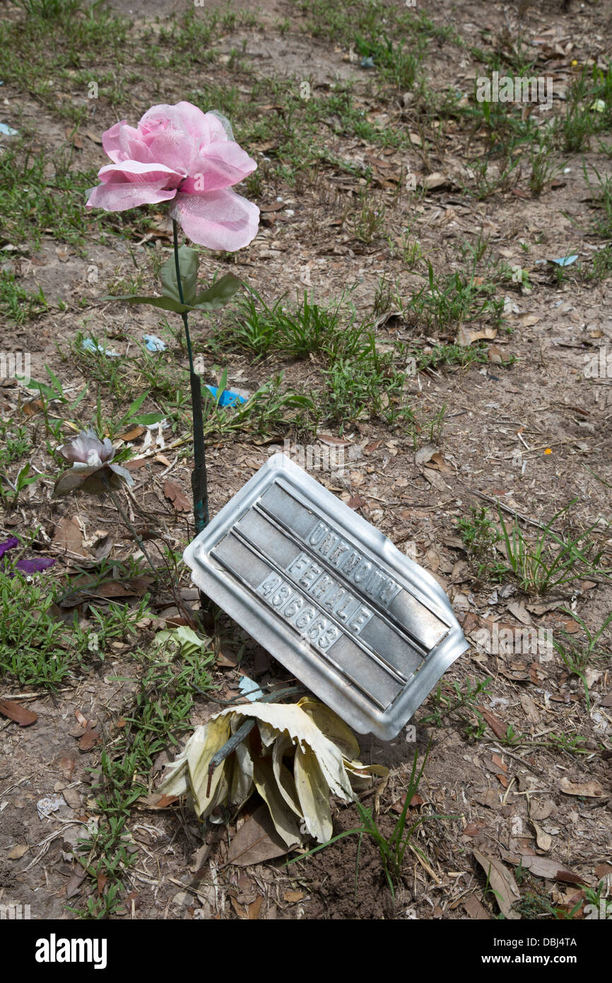 Childress, Texas - tombes dans le cimetière sacré-Cœur où les restes de migrants non identifiés sont enterrés. Banque D'Images