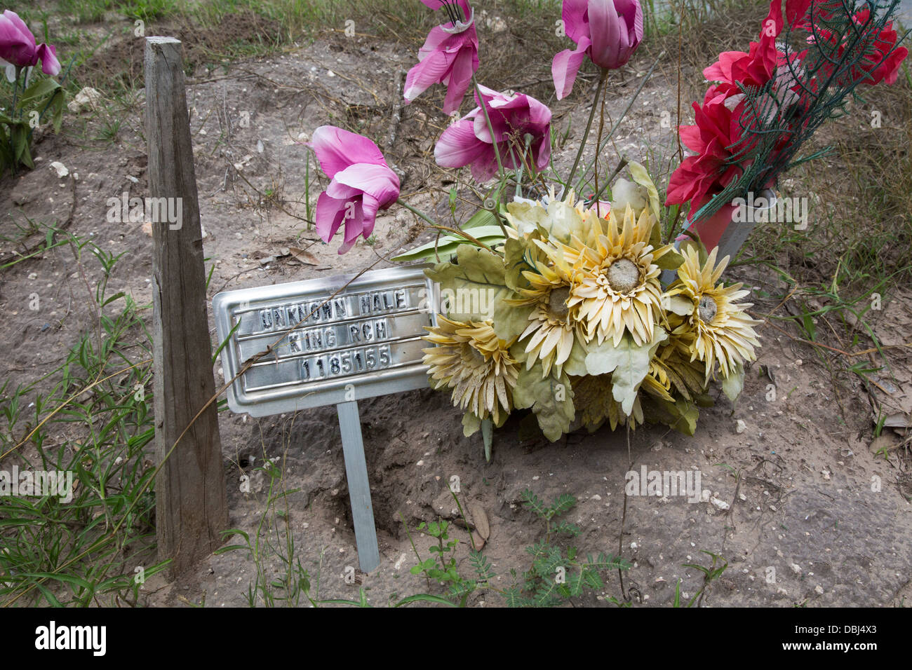 Childress, Texas - tombes dans le cimetière sacré-Cœur où les restes de migrants non identifiés sont enterrés. Banque D'Images