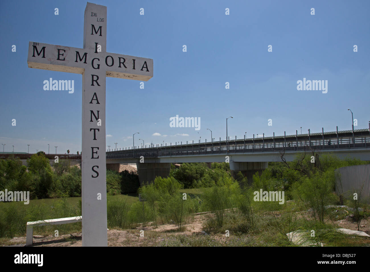 Une croix à la Rio Grande river sert de mémorial pour les migrants mexicains qui sont morts en tentant d'entrer aux États-Unis. Banque D'Images