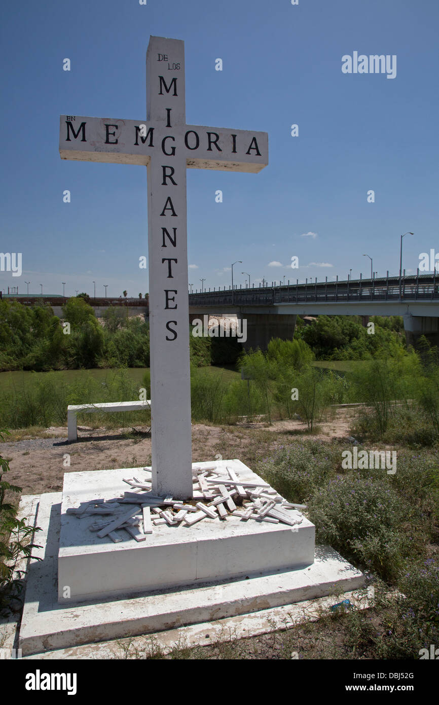 Une croix à la Rio Grande river sert de mémorial pour les migrants mexicains qui sont morts en tentant d'entrer aux États-Unis. Banque D'Images
