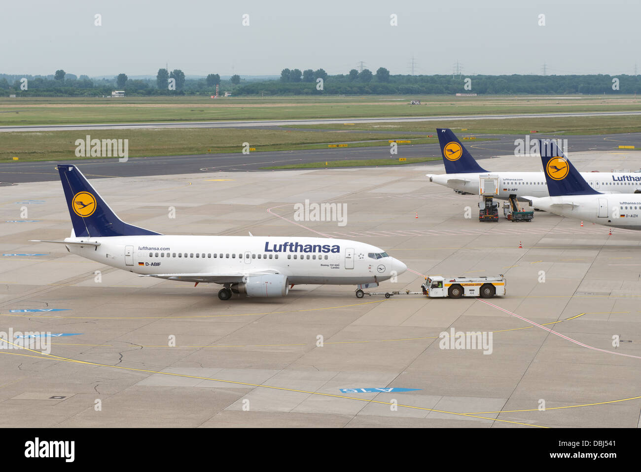 Des avions de Lufthansa, l'aéroport international de Düsseldorf Allemagne Banque D'Images