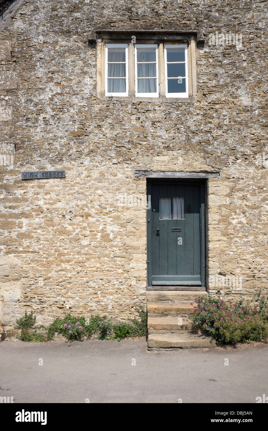 Chalet traditionnel en pierre dans le village de Lacock Banque D'Images