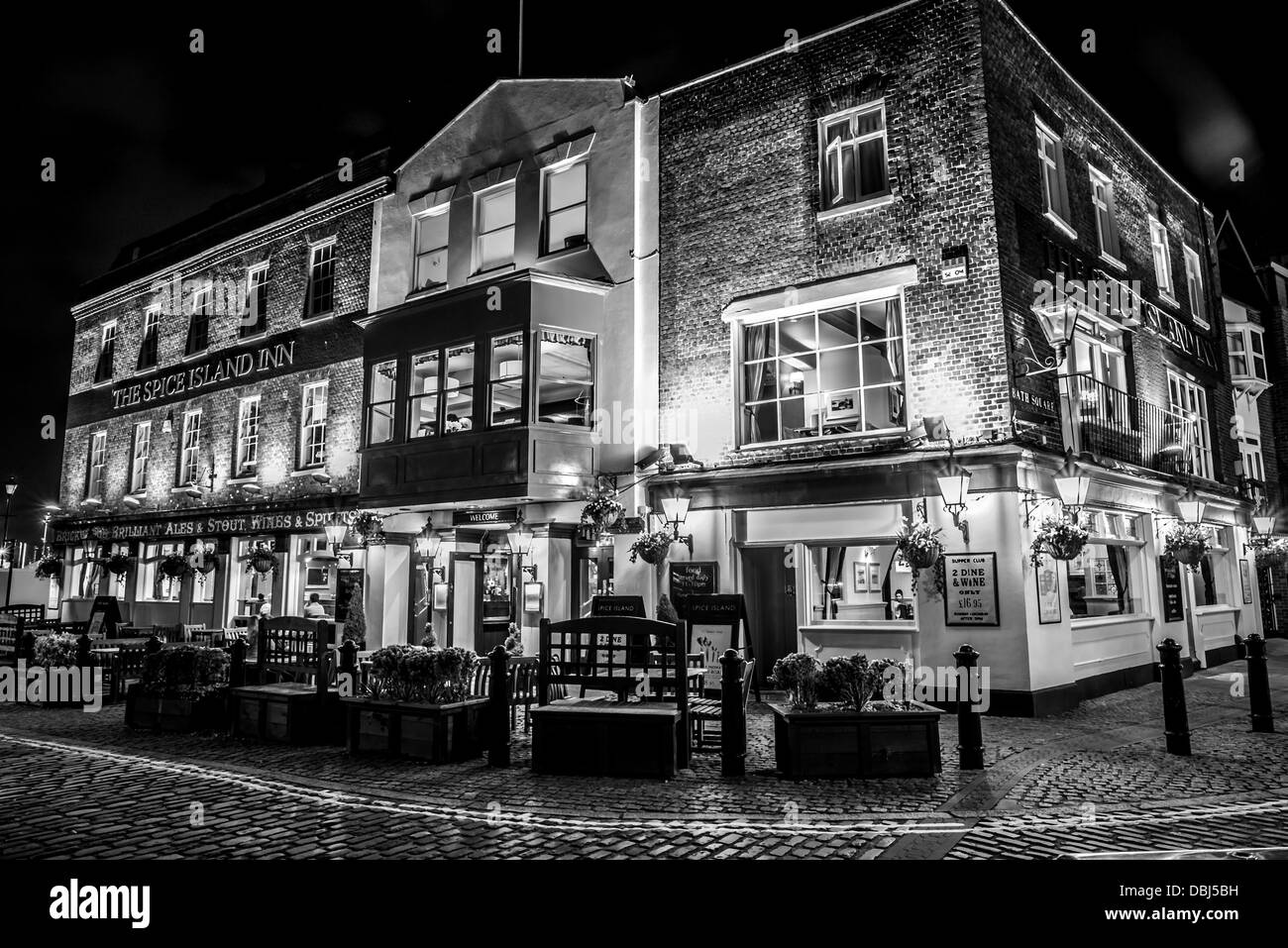 Noir et blanc de l'île aux épices à l'Harbour Inn pub Portsmouth, Hampshire, Royaume-Uni Banque D'Images