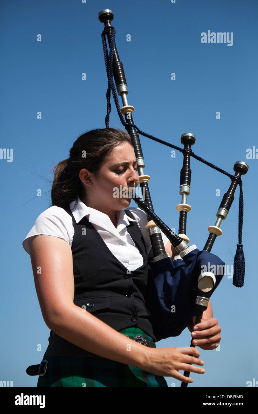 Une femme écossaise piper lors des matchs et du rassemblement annuels des Highlands de Tomintoul, qui se tiennent le samedi 3rd juillet, au lieu d'exposition. Banque D'Images