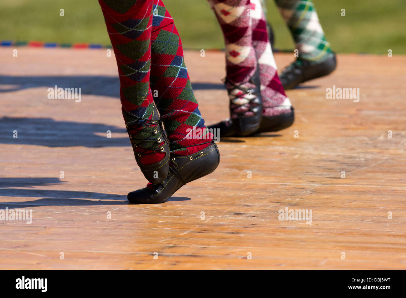 Les enfants, les pieds, les bas, les jambes.highland écossais danseurs du tambour lors de l'Assemblée Tomintoul Highland Games et de collecte d'Ecosse, Royaume-Uni. Juillet, 2013. Banque D'Images