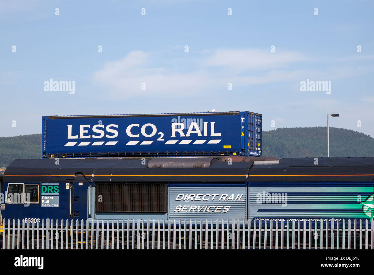 Moins de CO2 Tesco distribution de matériel intermodal par transport ferroviaire. Moins de Co2 Eddie Stobart Le Train de marchandises 026 Diesel à Preston, Lancashire, UK Banque D'Images