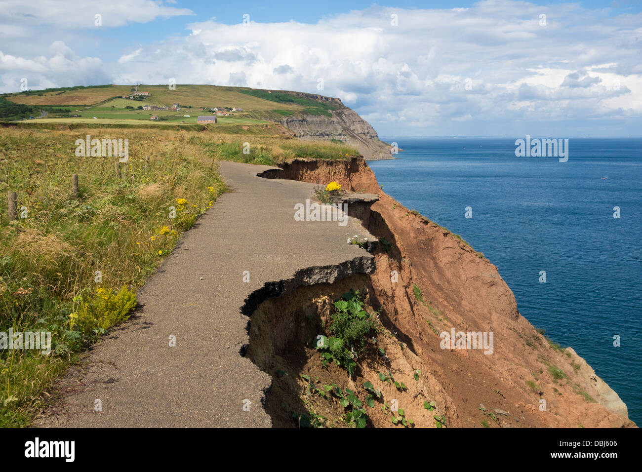 La vieille route côtière s'écroule, tombant en mer à cause de l'érosion côtière des falaises de Boulby sur la côte nord-est de l'Angleterre. ROYAUME-UNI Banque D'Images