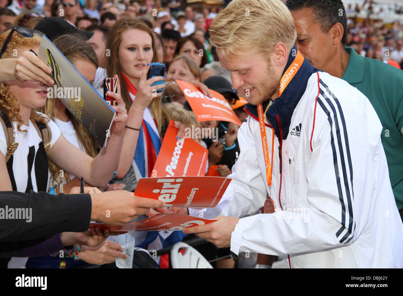 Jonnie Peacock (GB) à l'anniversaire, signe des autographes jeux dans le parc olympique, Stratford, London Banque D'Images