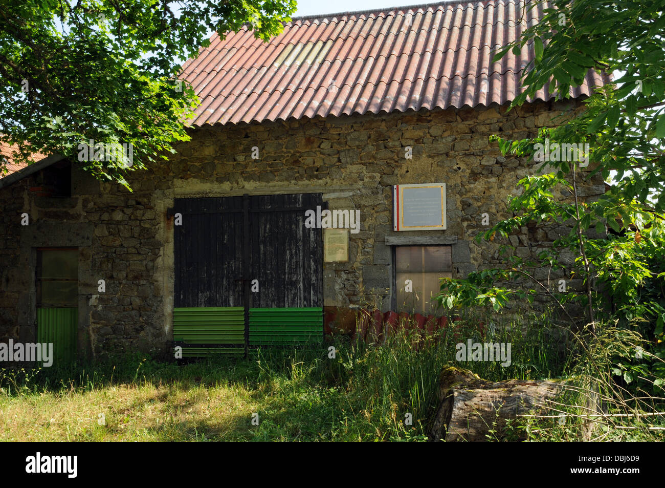 Ce petit bâtiment agricole dans la région de Combrailles de l'Auvergne, abritait autrefois le FTP, les membres de la Résistance française. Banque D'Images