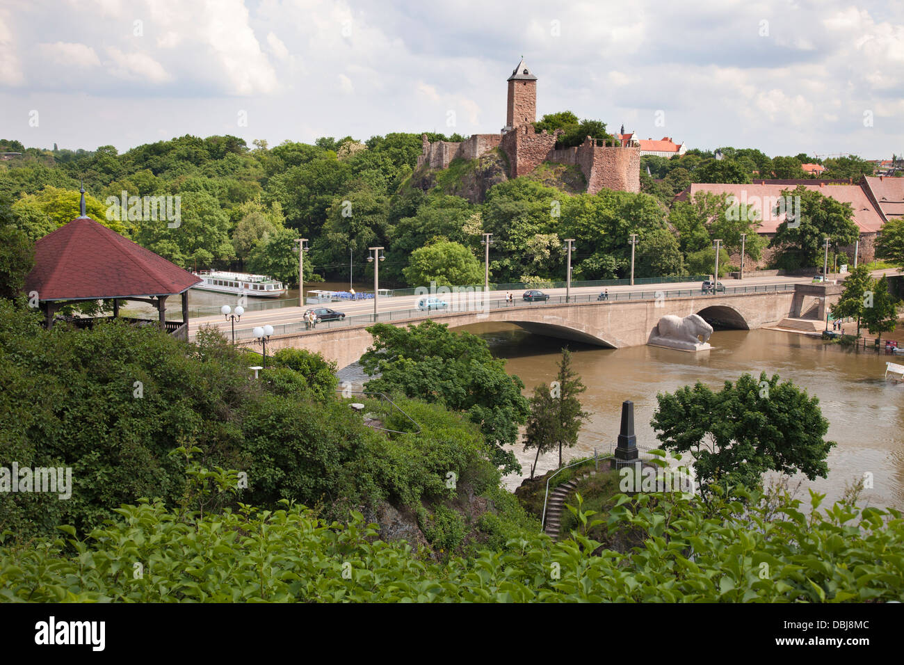 Pont et château de Giebichenstein durant les crues de la rivière Saale, à Halle, Allemagne, 5 juin 2013 Banque D'Images